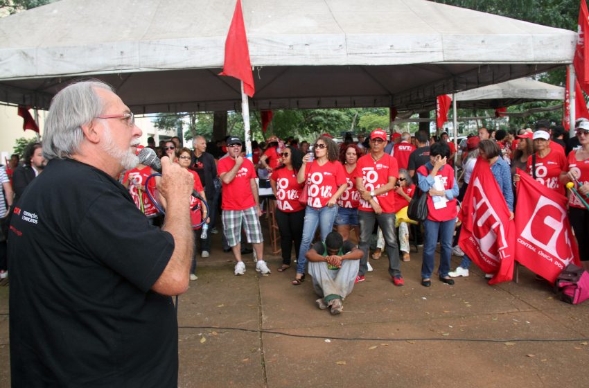 21932917-manifestacao-contra-terceirizacao-guina-ferraz-255.jpg