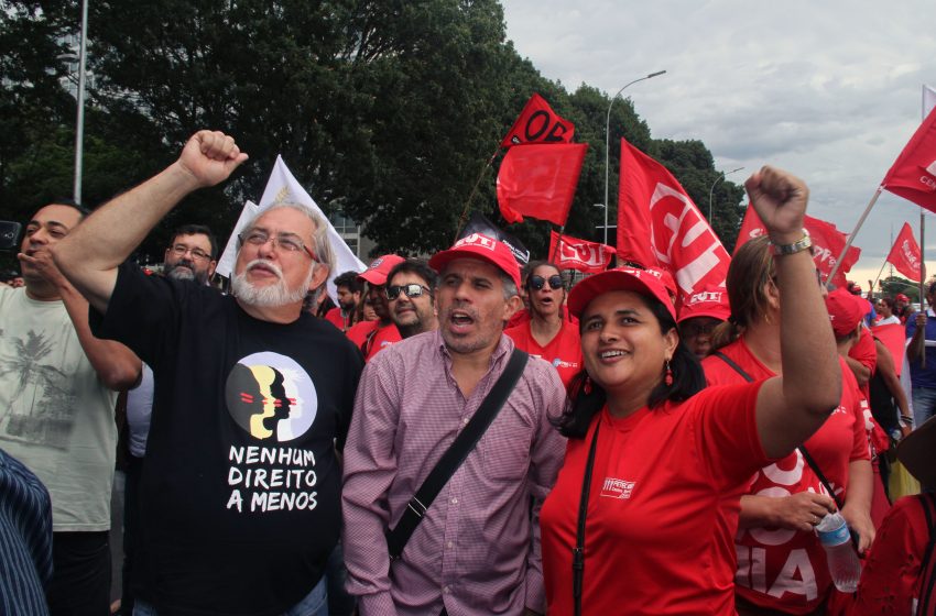 21932917-manifestacao-contra-terceirizacao-guina-ferraz-410-copia-copia.jpg