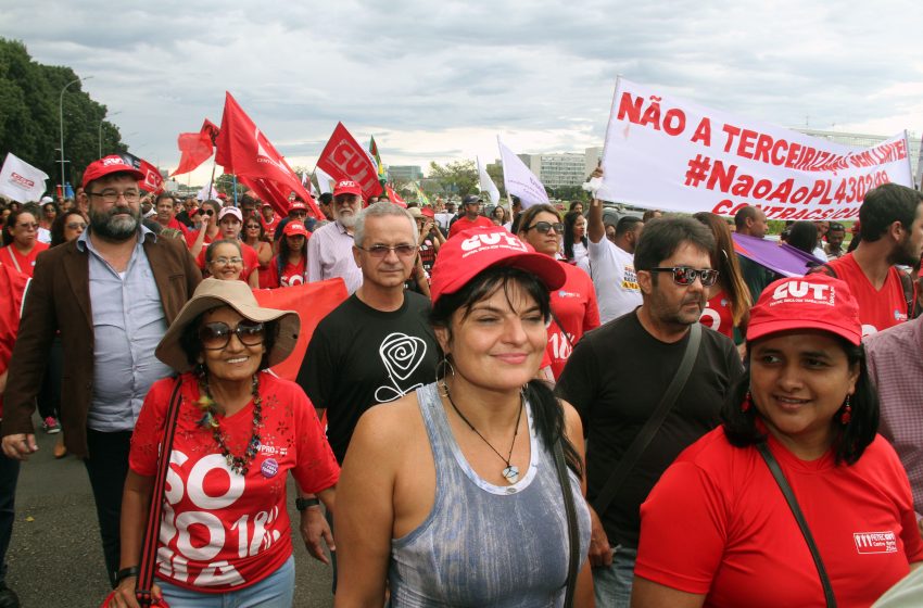 21932917-manifestacao-contra-terceirizacao-guina-ferraz-436-copia-copia.jpg