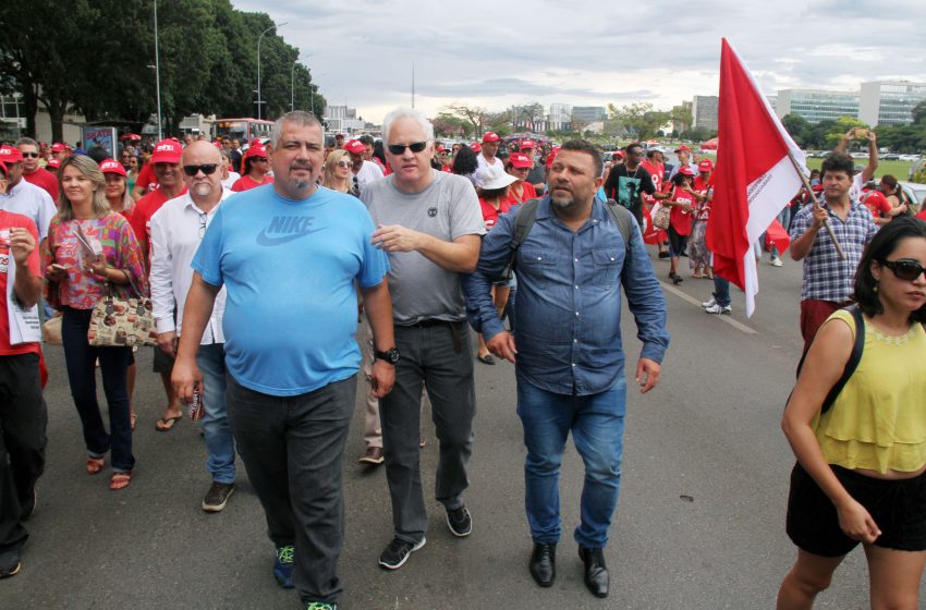 21932917-manifestacao-contra-terceirizacao-guina-ferraz-470-copia-copia.jpg