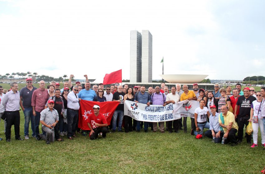 21932917-manifestacao-contra-terceirizacao-guina-ferraz-688-copia-copia-copia.jpg