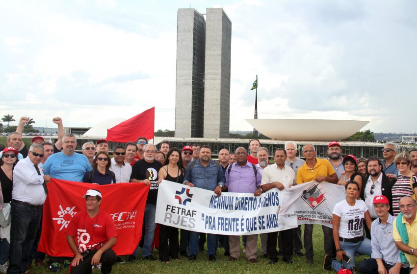 21932917-manifestacao-contra-terceirizacao-guina-ferraz-690-copia-copia-copia.jpg