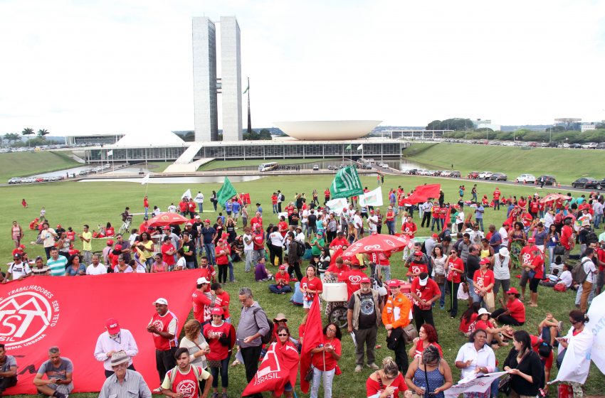 21932917-manifestacao-contra-terceirizacao-guina-ferraz-748-copia-copia-copia.jpg