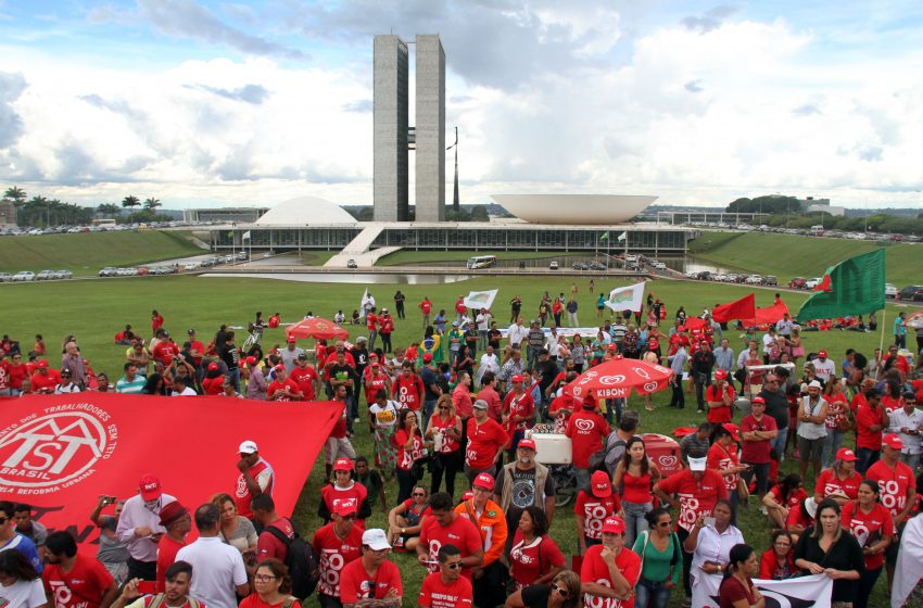 21932917-manifestacao-contra-terceirizacao-guina-ferraz-870-copia-copia-copia.jpg