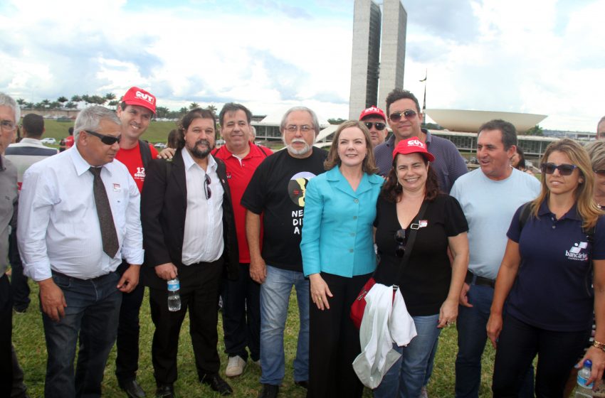 21932917-manifestacao-contra-terceirizacao-guina-ferraz-888-copia-copia-copia.jpg