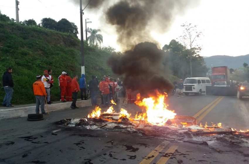 Bloqueio da Rio-Santos, em Angra dos Reis (RJ)